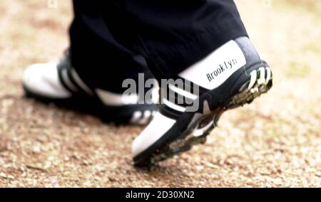 Le footballeur d'Angleterre David Beckham, portant des chaussures de golf portant le nom de son fils Brooklyn, marche sur le parcours du club de golf de Bearwood Lake à Wokingham.* ...before l'Angleterre joue un match de football international amical contre le Brésil, à Wembley. Banque D'Images