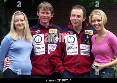 Les Royal Marines, qui ont fait l'histoire en marchant non soutenu vers le pôle Nord, Alan Chambers (2e L) et Charlie Paton, sont réunis avec leurs amies Michelle Board (L) et Kelly Easton à l'aéroport de Londres Heathrow. * les deux hommes ont pris 70 jours pour marcher jusqu'au pôle. Banque D'Images