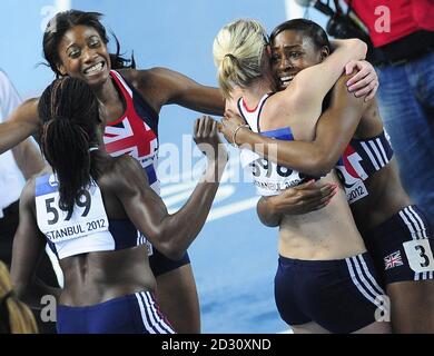 L'équipe de relais de la Grande-Bretagne 4x400m de Shana Cox (deuxième à gauche), Nicola Sanders (deuxième à droite), Christine Ohuruogu (gauche) et Perri shakes-Drayton (droite) célèbrent la victoire de l'or lors des Championnats du monde en salle de l'IAAF à l'Atakoy Athletics Arena, Istanbul, Turquie. Banque D'Images