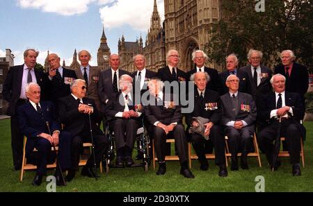 Dix-huit vétérans de la RAF se rencontrent avant une réception du 60e anniversaire en l'honneur des pilotes de la bataille d'Angleterre, à Westminster, à Londres.Les as de combat, surtout dans leurs années 80, ont été immortalisés comme « quelques » dans le discours de la bataille d'Angleterre de Winston Churchill.* rangée arrière l à r : Capt. Groupe B Drake, Wing Comm K W MacKenzie, Flt Lt J K Down, Sq LDR D B Nicholls, Sq LDR N H Corry, Gp Capt A D Murray, Flt Lt O V Burns, Air Comm P M Brothers,WiNG Comm J R C Young, Wing Comm P C Barthropp.Rangée avant l à r : communication d'aile J G Sanders, Sq LDR V C Simmonds, maréchal de l'air Sir Christopher Foxley-Norris, Gp Capt W D DAV Banque D'Images