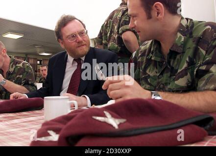 Le ministre des Forces armées John Spellar parle à un soldat du 1er Bataillon, le Régiment de parachutistes, qui a célébré son retour de Sierra Leone avec un copieux petit-déjeuner anglais à la caserne de Nouvelle-Normandie à Aldershot, Hampshire . * les Para ont été accueillis à domicile par M. Spellar, un État d'Afrique de l'Ouest déchiré par la guerre. Parlant à environ 200 Paras pour le petit déjeuner dans leur caserne, M. Spellar a déclaré que la Grande-Bretagne était fière du rôle qu'elle avait joué en Afrique de l'Ouest. Banque D'Images