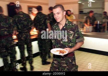 Le 1er Bataillon, le Régiment de parachutistes, a célébré leur retour de Sierra Leone avec un copieux petit déjeuner anglais à la caserne de Nouvelle-Normandie à Aldershot, Hampshire. * les Para ont été accueillis à la maison de l'État ouest-africain déchiré par la guerre par le ministre des Forces armées John Spellar. Parlant à environ 200 Paras pour le petit déjeuner dans leur caserne, M. Spellar a déclaré que la Grande-Bretagne était fière du rôle qu'elle avait joué en Afrique de l'Ouest. Banque D'Images