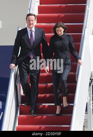 Le Premier ministre britannique David Cameron et sa femme Samantha arrivent à la base aérienne d'Andrews, près de Washington DC, États-Unis, avant leur visite de trois jours aux États-Unis. Banque D'Images