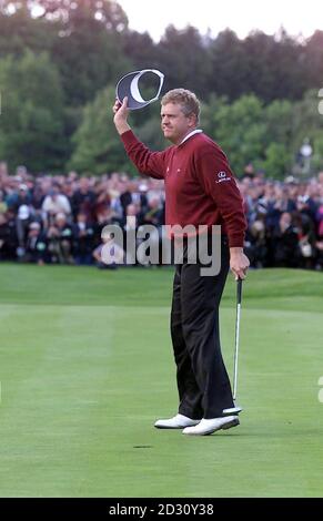 Colin Montgomerie, joueur de golf de Volvo PGA, originaire d'Écosse, applaudie le 18e green à Wentworth, dans le Surrey, et remporte le championnat pour une troisième fois sans précédent. Banque D'Images