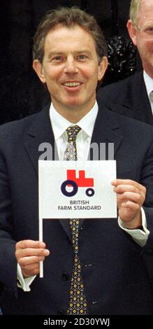 Le premier ministre Tony Blair détient un petit drapeau qui lui a été donné par des représentants de l'industrie alimentaire. Le drapeau porte le logo British Farm Standard qui sera affiché sur les aliments pour indiquer qu'il a été produit selon des normes spécifiées. Banque D'Images