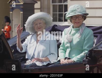 La reine mère avec la princesse Margaret s'assoient dans une calèche à ciel ouvert qui quitte Buckingham Palace, dans le centre de Londres, pour le court trajet jusqu'au défilé des gardes à cheval, où les membres de la famille royale se réunissent pour la cérémonie annuelle de Trooping the Color. Banque D'Images