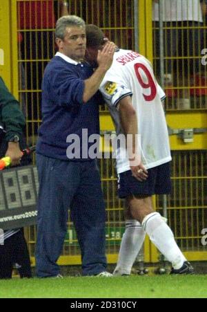 Cette image ne peut être utilisée que dans le contexte d'une fonction éditoriale. Le capitaine d'Angleterre Alan Shearer (R) est consolé par le directeur Kevin Keegan après qu'un but roumain tardif ait mis fin à leurs espoirs de passer à la prochaine ronde de l'Euro 2000 dans leur match au stade de Charleroi. Banque D'Images