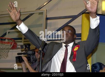 Le candidat travailliste David Lammy célèbre après avoir remporté l'élection partielle de Tottenham, à Londres, et le résultat a été annoncé un peu après minuit le vendredi 23 juin 2000. Banque D'Images