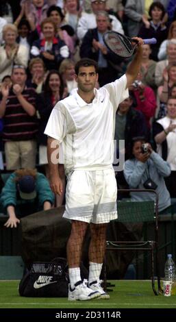 AUCUNE UTILISATION COMMERCIALE : le Pete Sampras d'Amérique célèbre sa victoire de 7/6 3/6 6/3 6/4 sur Karol Kucera de Slovaquie lors des championnats de tennis de pelouse à Wimbledon. Banque D'Images