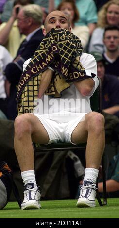 AUCUNE UTILISATION COMMERCIALE : Andre Agassi de l'Amérique pendant une pause dans son match contre Todd Martin de l'américain pendant les championnats de tennis de pelouse 2000 à Wimbledon à Londres. Banque D'Images