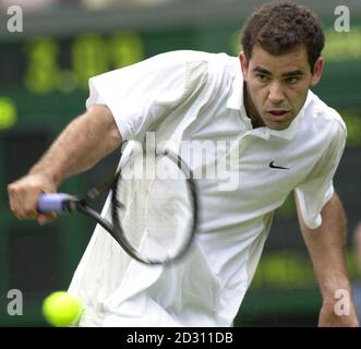 AUCUNE UTILISATION COMMERCIALE : le Pete Sampras de l'Amérique retourne le ballon pendant son match avec Justin Gimelstob, un autre compatriote, lors des championnats de tennis sur gazon à Wimbledon. Banque D'Images