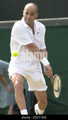 PAS D'UTILISATION COMMERCIALE: Andre Agassi en action contre Jerome Golmard de France pendant les championnats de tennis de pelouse à Wimbledon. Banque D'Images