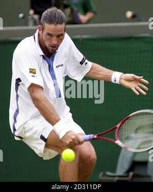 Pat Rafter en Australie en action contre Rainer Schuttler en Allemagne lors des championnats de tennis de pelouse à Wimbledon. Banque D'Images