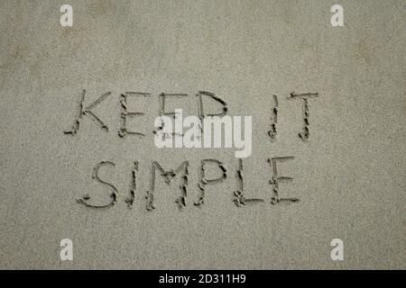 Soyez simple. Inspiration et motivation, citation « Keep it simple » avec fond de feuille rouge Banque D'Images