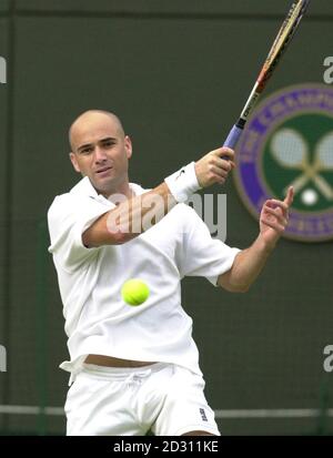 Andre Agassi, de l'Amérique, en action contre David Prinosil, de l'Allemagne, lors des championnats de tennis de pelouse 2000 à Wimbledon à Londres. Banque D'Images