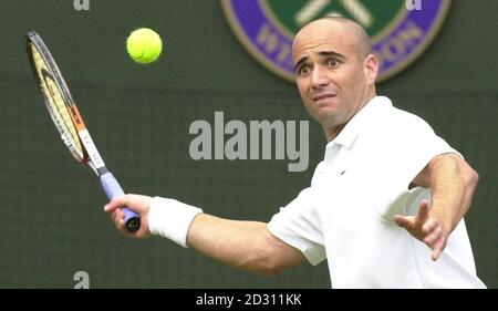 PAS D'UTILISATION COMMERCIALE : Andre Agassi en action contre David Prinosil en Allemagne lors des championnats de tennis de pelouse 2000 à Wimbledon à Londres. Banque D'Images