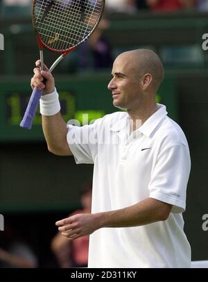 AUCUNE UTILISATION COMMERCIALE : l'américain André Agassi célèbre sa victoire de 6/4 6/3 6/3 sur le David Prinosil en Allemagne aux championnats de tennis de pelouse 2000 à Wimbledon à Londres. Banque D'Images