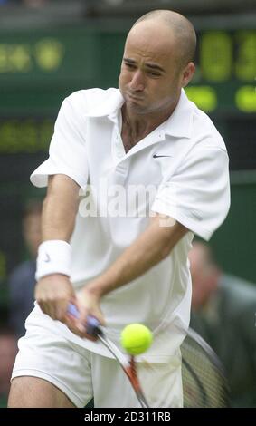 Andre Agassi en action contre Mark Philippoussis d'Australie lors des championnats de tennis de pelouse 2000 à Wimbledon à Londres. Banque D'Images