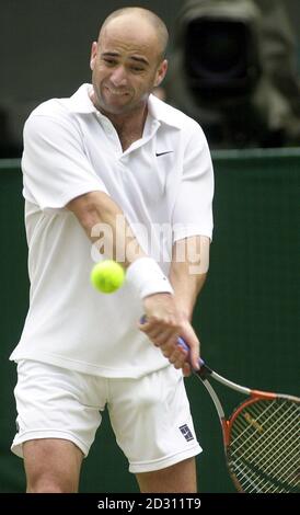 AUCUNE UTILISATION COMMERCIALE : Andre Agassi en action contre Mark Philippoussis d'Australie lors des championnats de tennis de pelouse 2000 à Wimbledon à Londres. Banque D'Images