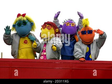 Favoris TV pour enfants les Tweenies (L-R) Bella, Fizz, Milo et Jake, à bord d'un bus à Londres, pour lancer leur tournée Tweenies Live à partir de la National Indoor Arena à Birmingham le 26/12/2000. Banque D'Images