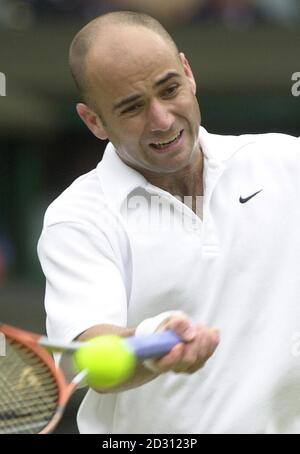 PAS D'UTILISATION COMMERCIALE : Andre Agassi en semi-finale contre Pat Rafter en Australie lors des championnats de tennis sur gazon à Wimbledon. Banque D'Images