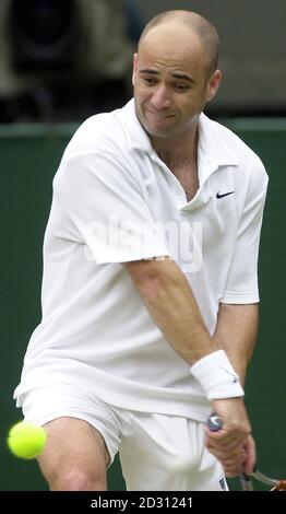 PAS D'UTILISATION COMMERCIALE : Andre Agassi en semi-finale contre Pat Rafter en Australie lors des championnats de tennis sur gazon à Wimbledon. Banque D'Images