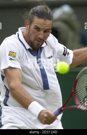 PAS D'UTILISATION COMMERCIALE : Pat Roaprès en Australie en demi-finale contre Andre Agassi en Amérique pendant les championnats de tennis de pelouse à Wimbledon. Banque D'Images