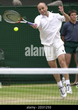 Andre Agassi, de l'Amérique, en demi-finale contre Pat Raprès, de l'Australie, lors des championnats de tennis de pelouse 2000 à Wimbledon à Londres. Banque D'Images