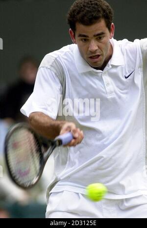 PAS D'UTILISATION COMMERCIALE: L'américain Pete Sampras dans l'action en demi-finale contre Vladimir Voltchkov de Biélorussie pendant les championnats de tennis de pelouse 2000 à Wimbledon. Banque D'Images