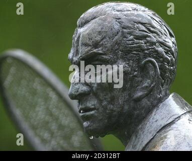 Pas d'utilisation commerciale : l'eau de pluie coule de la statue de la légende du tennis Fred Perry à Wimbledon. La pluie a retardé la finale masculine entre Pete Sampras et Pat Rof. Banque D'Images