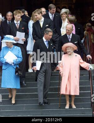 Le prince de Galles avec sa grand-mère, la reine mère et d'autres membres de la famille royale, quitte la cathédrale Saint-Paul à Londres, après un service d'action de grâces avant son 100e anniversaire le 4/8/00. Banque D'Images