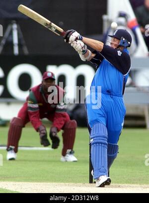 Le Marcus Trescothick d'Angleterre fait une balle depuis les Antilles lors de l'internationale One Day au Riverside, Chester-le-Street, Durham. Banque D'Images