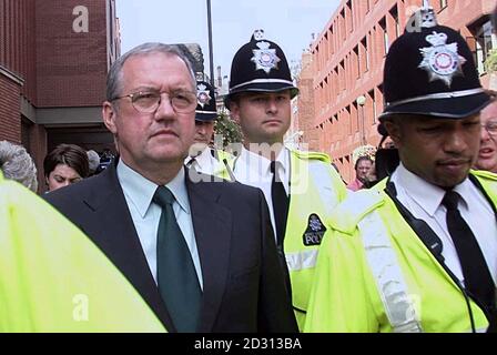 L'ancien surintendant principal David Duckenfield quitte le tribunal de la Couronne de Leeds, après que le jury a été renvoyé chez lui pour le week-end après avoir omis de joindre des verdicts sur les accusations de manslughter contre lui de tuer des fans qui ont été écrasés à mort pendant le tradegy de Hillsborough. * en avril 1989. L'ancien surintendant du Yorkshire du Sud, Bernard Murray, a été autorisé à tuer des fans qui ont été écrasés à la mort à Hillsborough. Le jury a conclu que M. Murray, 58 ans, de Pontefract, dans le West Yorkshire, n'était pas coupable de deux accusations d'homicide involontaire coupable lors de la catastrophe d'avril 1989, lorsque 96 fans sont morts lors d'une demi-finale de la coupe FA entre L Banque D'Images