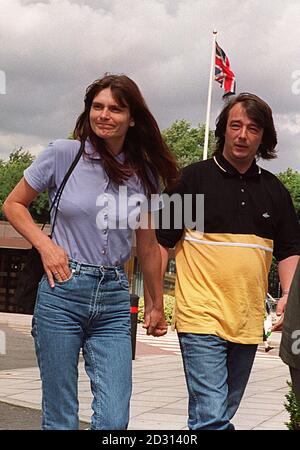 Sara et Michael Payne, les parents de Sarah Payne, écolière assassinée, aux bureaux de News International, à Londres, pour une réunion avec le journal News of the World Sunday pour discuter de sa campagne pour nommer et condamner honte les pédophiles. * les groupes de l'Association nationale pour le soin et le réétablissement des délinquants (ACNRO), de la NSCPC, de la fiducie Suzy Lamplugh, de l'Association des officiers de police en chef et de l'Association des officiers de police en chef de la probation se sont joints à la réunion. Banque D'Images