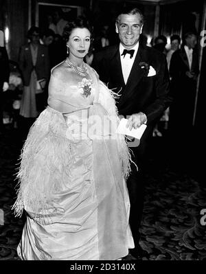 1957: L'acteur Sir Laurence Olivier et sa femme actrice, Vivien Leigh, en robe de soirée. Banque D'Images