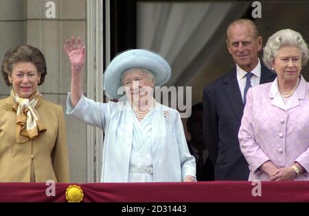 La Reine mère avec ses filles la Reine (R) et la princesse Margaret avec le duc d'Édimbourg, sur le balcon du Palais de Buckingham lors de ses célébrations du 100e anniversaire à Londres. Banque D'Images