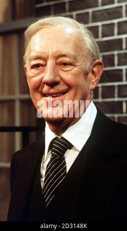 1980 : un portrait de l'acteur britannique Sir Alec Guinness. 29/01/01 acteur britannique Sir Alec Guinness. Sir Sean Connery, 70 ans, favori de James Bond, a été classé au-dessus des figures comme feu Lord Olivier et Sir John Gielgud comme le plus grand acteur de cinéma britannique de tous les temps dans l'Orange film Survey. L'enquête menée auprès de plus de 10,000 électeurs a révélé que Julie Walters était l'actrice britannique la plus populaire. Sir Sean est suivi de Sir Anthony Hopkins et Guinness. Banque D'Images