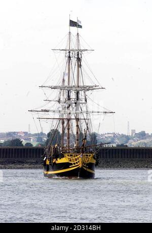 Le Grand Turk, un voilier du XVIIIe siècle spécialement récréé, complète la dernière étape de son vogage de 2000 miles autour de la Grande-Bretagne, alors qu'elle parcourt la Tamise, à travers Gravesend dans le Kent. Banque D'Images