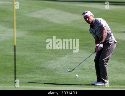 Le Per Ulrik Johansson de Suède passe au 1er green, le troisième jour du Victor Chandler British Masters, le Dukes course à Woburn dans le Bedfordshire. Banque D'Images