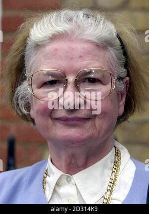 La baronne James, populairement connue sous le nom d'auteur PD James, après qu'elle a dévoilé une plaque bleue du patrimoine anglais à la camarade de fiction détective Dorothy L Sayers, dans la Great James Street, Londres. Banque D'Images