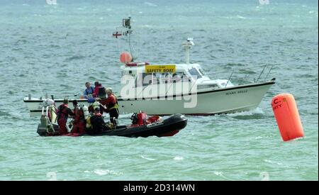 Des plongeurs de la police au large de la rive à Eastbourne, dans l'est du Sussex, peignant la côte pour l'épave du jet L29 Delfin qui s'est écrasé dans la mer tuant l'ancien pilote des flèches rouges Ted Girdler à l'exposition aérienne le 18/08/00. * les plongeurs essayaient de récupérer des fragments de l'avion, dans une tentative de découvrir pourquoi Ted Girdler, 62 ans, a été tué en exécutant ce qui semblait être une simple manœuvre acrobatique. Banque D'Images