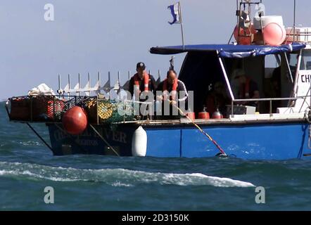 Un plongeur de police se rend dans la mer au large d'Eastbourne, dans l'est du Sussex, pour chercher l'épave du jet Delphin de 1957 L29 qui s'est écrasé pendant une exposition aérienne vendredi, tuant le pilote vétéran des flèches rouges, Ted Girdler, âgé de 62 ans. * l'avion tchèque a plongé dans l'eau tout en effectuant un rouleau d'ailéron de plongée relativement simple. Banque D'Images