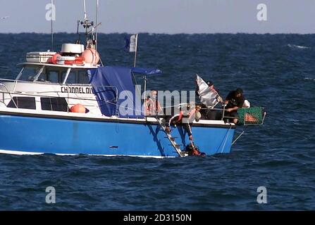 Un plongeur de police récupère un fragment de l'épave du jet Delphin 1957 L29 de la mer au large d'Eastbourne, dans l'est du Sussex. L'avion tchèque s'est plongé dans l'eau tout en effectuant une plongée relativement simple de l'ailéron rouler pendant un affichage aérien. * tuer le pilote vétéran des flèches rouges, Ted Girdler, 62 ans. Banque D'Images