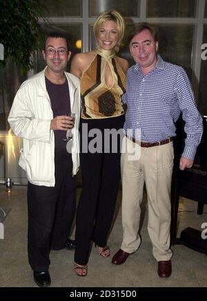 Le parolier Ben Elton (L) et compositeur Lord Andrew Lloyd Webber présentent la chanteuse/actrice Hannah Waddingham, qui a été choisie pour chanter la chanson d'arrêt de spectacle « Our Kind of Love », dans leur nouveau West End musical, The Beautiful Game. * qui raconte l'histoire d'un groupe d'adolescents qui grandissent à Belfast. Hannah est la vedette de Christine dans la comédie musicale qui s'ouvre au Cambridge Theatre, Londres, le 26/9/00. Banque D'Images