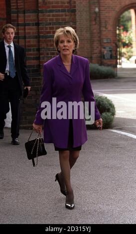 La présentatrice à la télévision Esther Rantzen aux funérailles de son mari Desmond Wilcox au crématorium Golders Green dans le nord de Londres. M. Wilcox, qui souffrait de problèmes cardiaques depuis de nombreuses années, est décédé le 06/09/00 à l'âge de 69 ans. Banque D'Images