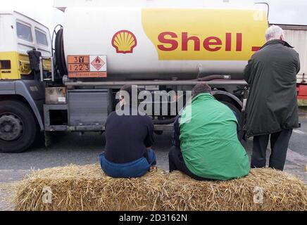 Trois pétroliers marqués comme « Services d'urgence » sont autorisés à pénétrer dans la raffinerie de Stanlow Oil à Cheshire, qui est en train d'être martelée par des agriculteurs et des transporteurs routiers pour protester contre les prix élevés du carburant. Banque D'Images