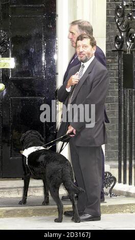 Le secrétaire à l'éducation David Blunkett, avec le chien-guide Lucy ...