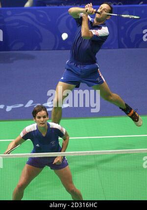 Joanne Goode et Simon Archer, en Grande-Bretagne, en action lors de leur match de médaille de bronze dans les doubles de Badminton Mixed aux Jeux Olympiques. Goode et Archer ont battu Michael Sogaard et Rikke Olsen au Danemark pour remporter la médaille. Banque D'Images