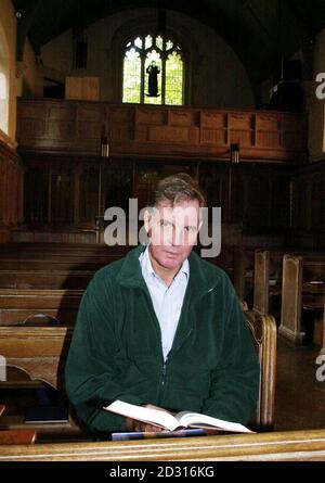 Jonathan Aitken, dans la bibliothèque de Wycliffe Hall, Oxford, où il commence un cours de deux ans pour étudier pour un baccalauréat (Hons) en théologie. *28/10/01 l'ancien ministre du Cabinet en disgrâce sera laissé presque sans pénitence lorsqu'il sera libéré de la faillite, il a été réclamé. M. Aitken, qui a été condamné à 18 mois de parjure et a purgé sept de ces peines, aurait persuadé les créanciers d'abandonner les tentatives pour le forcer à payer tout l'argent qu'il doit. Banque D'Images