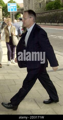 L'auteur Lord Archer arrive au Windsor Theatre Royal pour une répétition de robe pour une pièce qu'il a écrite intitulée l'accusé.Archer a été accusé de pervertir le cours de la justice et de parjure suite à des allégations selon lesquelles il aurait demandé à un ami de mentir pour lui.* pendant son procès en diffamation de 1987.Scotland Yard a confirmé que l'écrivain millionnaire avait été officiellement accusé ce matin au poste de police de Wimbledon.Archer doit faire ses débuts sur scène. Banque D'Images